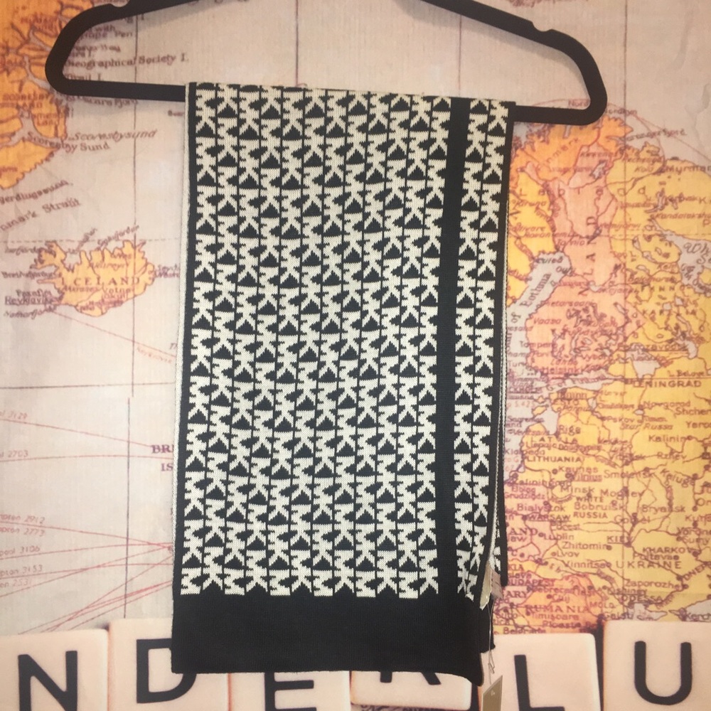 ⚪️🖤 NWT Michael Kors MK Logo Scarf 🖤⚪️ - Picture 1 of 4